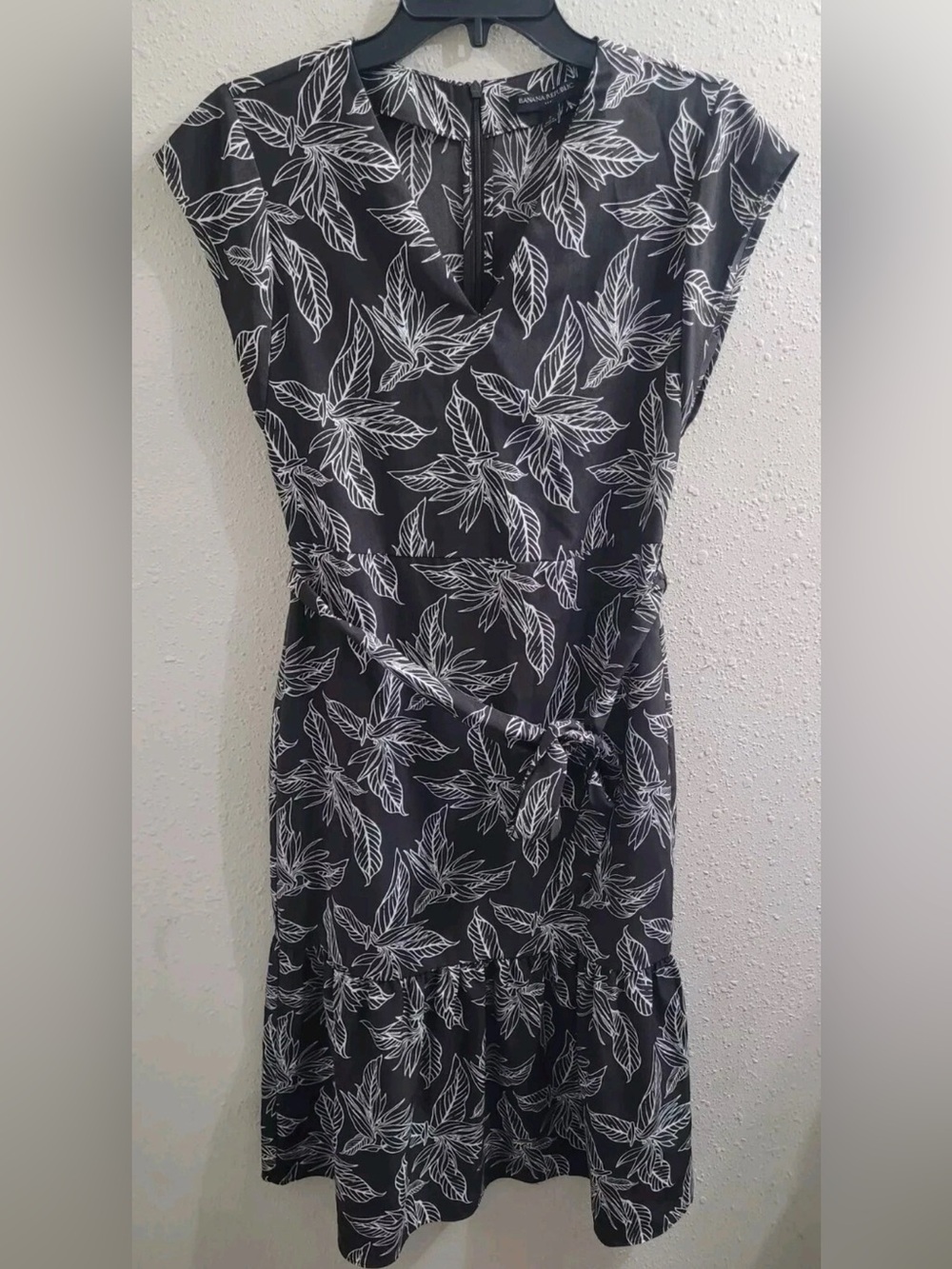 Banana republic Women’s Warm Grey & White Leaf Print Dress S 0